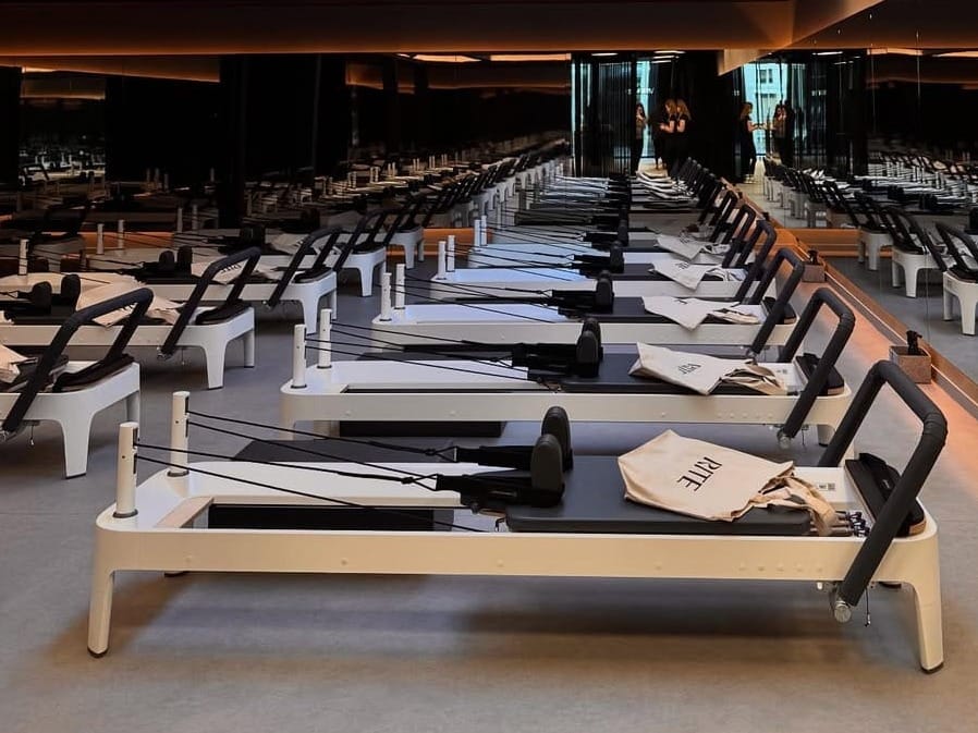 De niet te stuiten opmars van Pilates: kansen voor fitnessondernemers (inclusief inspiratie van 8 Vlaamse studio's)